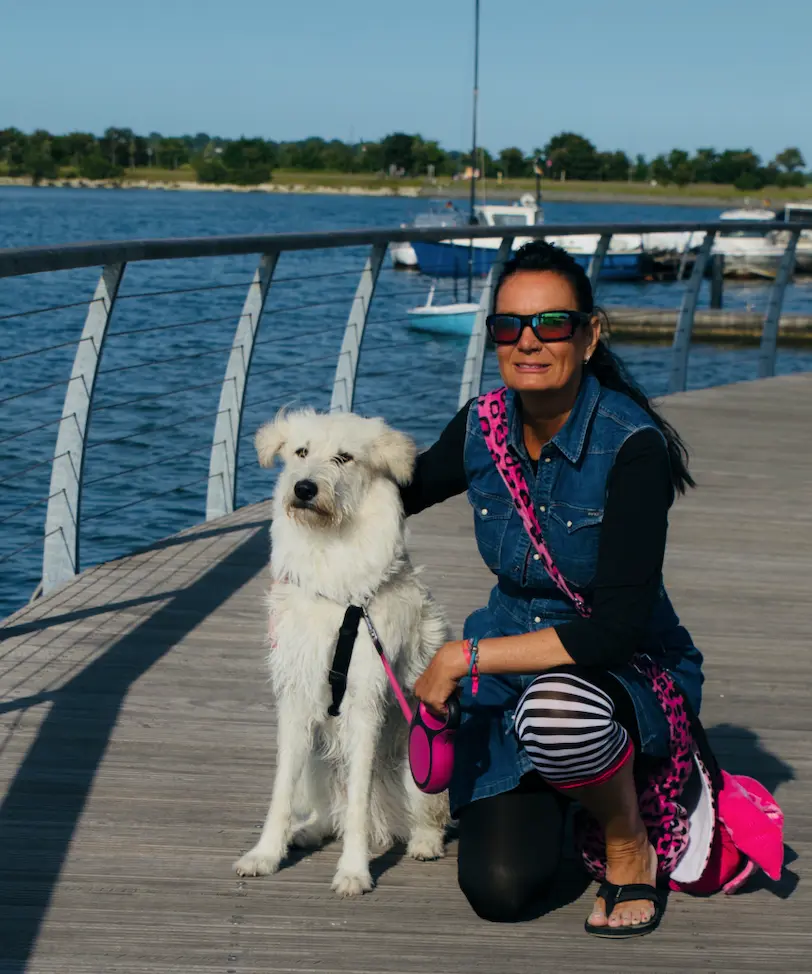 Alexandra mit Hund auf Fehmarn Steg